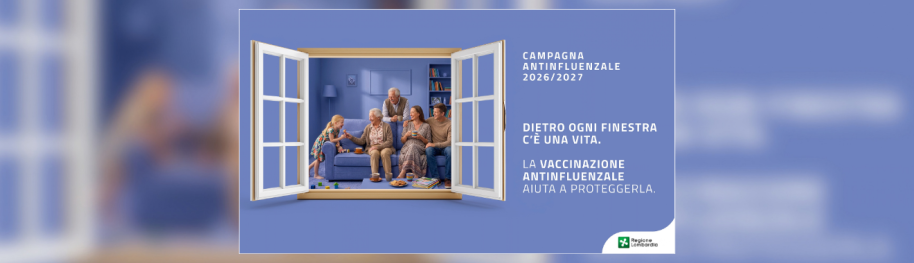 immagine coordinata della campagna antinfulenzale 2026/2027 - si vede una famiglia con genitori e nonni di una bambina, tutte sorridenti, ad una finestra aperta. Sfondo lilla. A lato in bianco, il claim della campagna: dietro ogni finestra c'è una vita.  la vaccinazione antinfluenzale aiuta a proteggerla.